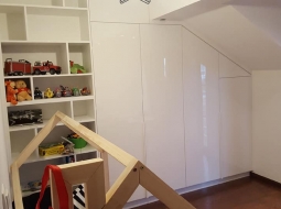 Szafa dopasowana do skosu na poddaszu MDF akryl połysk.