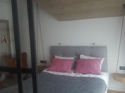 Półki w sypilani i salonie podwieszane na linach.