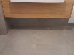 Zabudowa łazienki. Forni dąb naturalny. Szafka we wnęce MDF lakierowany.