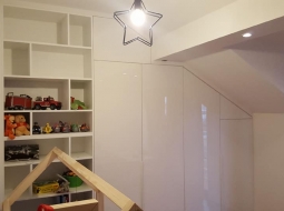 Szafa dopasowana do skosu na poddaszu MDF akryl połysk.