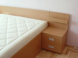 	
Łóżko konstrukcji skrzyniowej z materacem oraz szafeczki nocne. Materiał - płyta meblowa w kolorze drewna bukowego. Uchwyty nowoczesne wpuszczane aluminiowe.