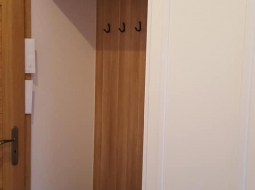 Szafa stylowa z frontami z MDF-u lakierowango z siedziskiem tapicerowanym pikowanym.